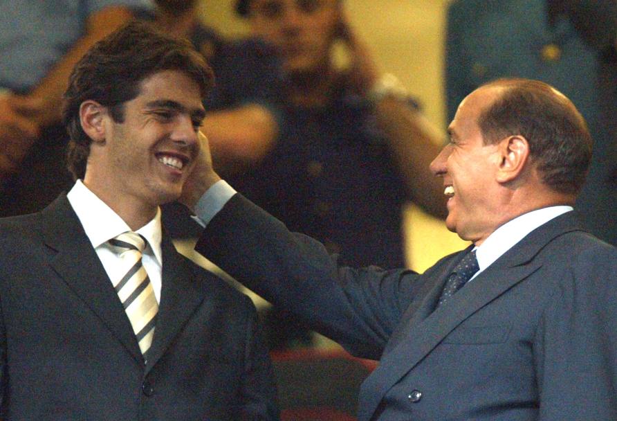 Berlusconi con Kakà, uno dei campioni cui è rimasto più legato tanto da riportarlo al Milan dopo averlo lasciato andare a Madrid. Ansa